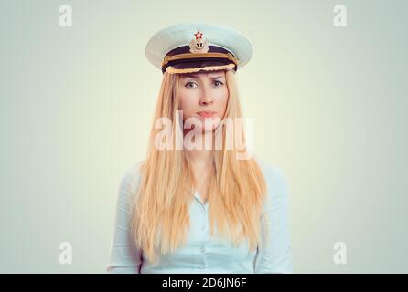 Femme frustrée dans capitaine marin russe marin chapeau regardant vous caméra en colère. Caucasien personne d'affaires dans blanc chemise formelle, cheveux blond longs i Banque D'Images