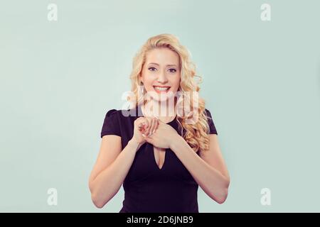 Anticipation. Une femme blonde lumineuse tient les mains sur les joues et crie avec excitation et bonheur. Personne d'affaires caucasienne vêque noir Banque D'Images