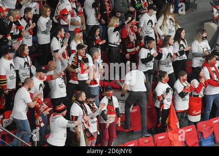 Moscou, Moscou, Russie. 17 octobre 2020. Fans d'Avangard Omsk pendant l'action de la Ligue russe de hockey Kontinental (KHL) au Palais de glace de Balashikha crédit: Daniel Kutepov/ZUMA Wire/Alamy Live News Banque D'Images