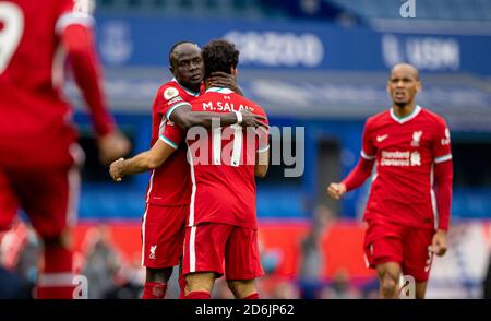 Liverpool. 18 octobre 2020. Mohamed Salah de Liverpool (2e R) célèbre après avoir atteint un but avec son coéquipier Sadio Mane (3e R) lors du match de la Premier League entre Everton FC et Liverpool FC à Goodison Park à Liverpool, en Grande-Bretagne, le 17 octobre 2020. Le jeu s'est terminé par un tirage de 2-2. Credit: Xinhua/Alay Live News Banque D'Images