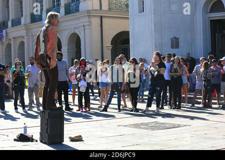 La Nouvelle-Orléans, États-Unis. 17 octobre 2020. Un artiste de rue se produit dans le quartier français de la Nouvelle-Orléans, en Louisiane, aux États-Unis, le 17 octobre 2020. La ville de la Nouvelle-Orléans est entrée dans une nouvelle phase de réouverture des affaires samedi en réponse à la pandémie COVID-19. Credit: LAN Wei/Xinhua/Alay Live News Banque D'Images