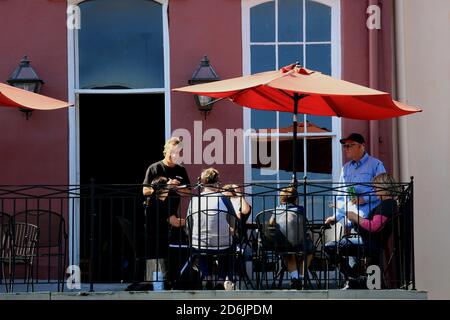 La Nouvelle-Orléans, États-Unis. 17 octobre 2020. Les clients apprécient de dîner dans un restaurant de la Nouvelle-Orléans, Louisiane, États-Unis, le 17 octobre 2020. La ville de la Nouvelle-Orléans est entrée dans une nouvelle phase de réouverture des affaires samedi en réponse à la pandémie COVID-19. Credit: LAN Wei/Xinhua/Alay Live News Banque D'Images