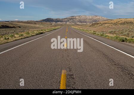 Un long tronçon vide de la Wyoming Highway 530 mène vers le sud jusqu'à l'Utah. Banque D'Images