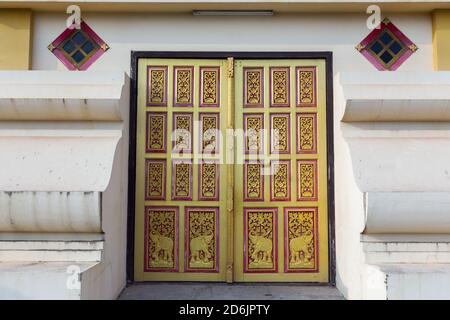 Porte ou porte symétrique multicolore avec détail motif éléphant près du temple bouddhiste Pha That Luang, Vientiane Laos Asie du Sud-est Banque D'Images