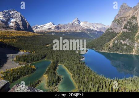 Paysage panoramique Panorama Blue Lake O’Hara et Emerald Green Mary Lake. À distance Snowy Rocky Mountain Peaks on Horizon, parc national Yoho, C.-B. Canada Banque D'Images