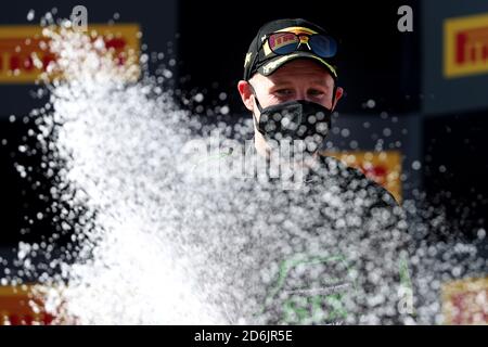 Cascais. 17 octobre 2020. Le britannique Jonathan Rea de Kawasaki Racing Team Worldsbk fête avec du champagne après la FIM Superbike World Championship Estoril Round Race 1 au Circuito Estoril à Cascais, Portugal, le 17 octobre 2020. Crédit: Pedro Fiuza/Xinhua/Alay Live News Banque D'Images