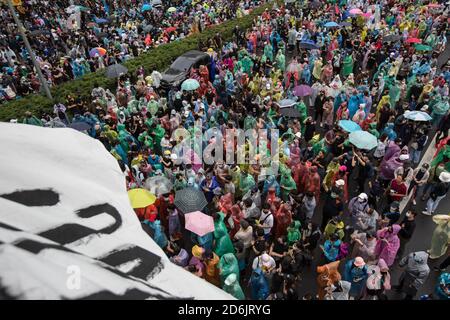 Bangkok, Thaïlande. 17 octobre 2020. Les manifestants pro-démocratie portant un imperméable lors d'une pluie se rassemblent lors d'une manifestation anti-gouvernementale dans la capitale thaïlandaise. Des milliers de manifestants pro-démocratie ont pris les rues à l'intersection de Lat Phrao demandant la démission du Premier ministre thaïlandais et la réforme de la monarchie pour le troisième jour après un «état d'urgence sévère» déclaré par le Premier ministre Prayut Chan-o-cha. Crédit : SOPA Images Limited/Alamy Live News Banque D'Images