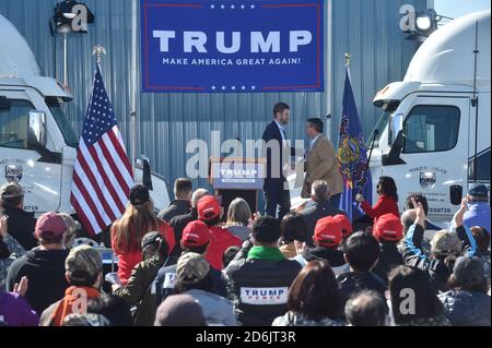 Dunmore, États-Unis. 17 octobre 2020. Eric Trump entre les mains de Jim Bognet qui se présente pour le congrès à Road Scholar, compagnie de camionnage pendant le rallye. Eric Trump parle à environ 400 personnes à Dunmore, en Pennsylvanie, c'est la ville adjacente à la maison d'enfance de Joe Biden, Scranton. Mars de l'audience était composé d'un groupe appelé Japan 4 Donald Trump, comme Eric Trump parle des droits d'armes à feu et Amy Coney Barrett. Crédit : SOPA Images Limited/Alamy Live News Banque D'Images