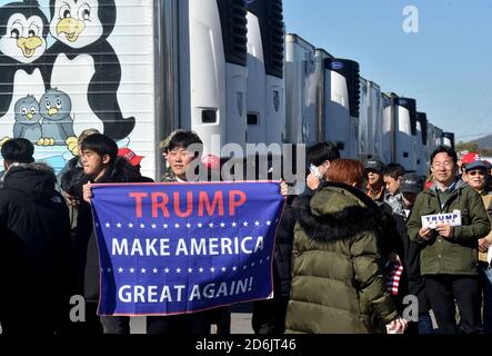 Dunmore, États-Unis. 17 octobre 2020. Un partisan tenant une bannière Trump à la Road Scholar, compagnie de camionnage pendant le rallye.Eric Trump parle à environ 400 personnes à Dunmore, PA, c'est la ville adjacente à la maison d'enfance de Joe Biden, Scranton. Mars de l'audience était composé d'un groupe appelé Japan 4 Donald Trump, comme Eric Trump parle des droits d'armes à feu et Amy Coney Barrett. Crédit : SOPA Images Limited/Alamy Live News Banque D'Images