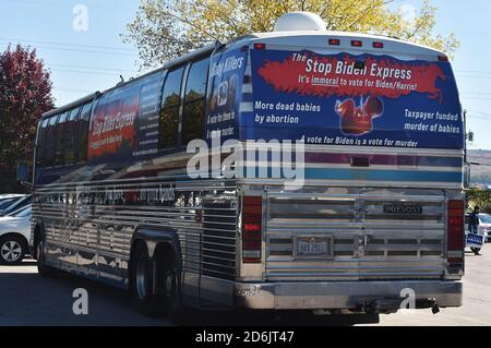 Dunmore, États-Unis. 17 octobre 2020. Un bus transportant Trump, des partisans à la Road Scholar, compagnie de camionnage pendant le rallye.Eric Trump parle à environ 400 personnes à Dunmore, PA, c'est la ville adjacente à la maison d'enfance de Joe Biden, Scranton. Mars de l'audience était composé d'un groupe appelé Japan 4 Donald Trump, comme Eric Trump parle des droits d'armes à feu et Amy Coney Barrett. Crédit : SOPA Images Limited/Alamy Live News Banque D'Images