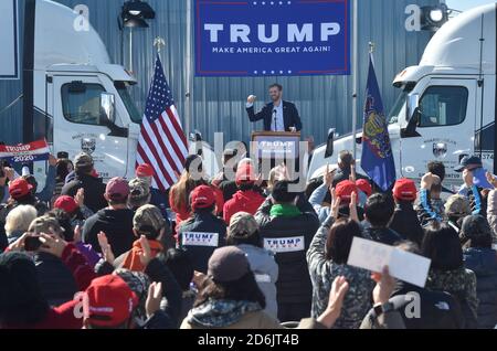 Dunmore, États-Unis. 17 octobre 2020. Eric Trump parlant au nom de son père, le président Donald Trump, à la Road Scholar, compagnie de camionnage pendant le rallye.Eric Trump parle à environ 400 personnes à Dunmore, en Pennsylvanie, c'est la ville adjacente à la maison d'enfance de Joe Biden, Scranton. Mars de l'audience était composé d'un groupe appelé Japan 4 Donald Trump, comme Eric Trump parle des droits d'armes à feu et Amy Coney Barrett. Crédit : SOPA Images Limited/Alamy Live News Banque D'Images