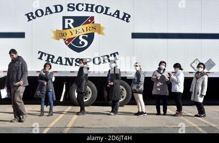 Dunmore, États-Unis. 17 octobre 2020. Les partisans dans une file d'attente à distance sociale à l'intérieur de la Road Scholar, compagnie de camionnage pendant le rallye.Eric Trump parle à environ 400 personnes à Dunmore, PA, c'est la ville adjacente à la maison d'enfance de Joe Biden, Scranton. Mars de l'audience était composé d'un groupe appelé Japan 4 Donald Trump, comme Eric Trump parle des droits d'armes à feu et Amy Coney Barrett. Crédit : SOPA Images Limited/Alamy Live News Banque D'Images