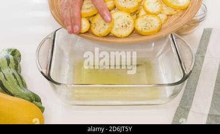 Tranches de courgettes avec assaisonnement à l'ail et poivre noir. Recette de courgettes à bas glucides facile à cheesy. Les tranches de courgettes sont rapprochées Banque D'Images