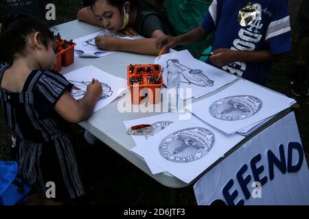 Los Angeles, États-Unis. 17 octobre 2020. Les enfants colorent des voitures de police et des insignes de police avec des crayons de couleur pendant le rallye.des supporters du département de police de Los Angeles (LAPD) se sont rassemblés à Elysian Park à Los Angeles, en Californie, pour montrer leur soutien au département de police de Los Angeles. Bien que l'événement ait été pour la plupart calme avec un barbecue et de la musique live, les manifestants de BLM sont arrivés à la fin de l'événement et ont protesté le département de police de Los Angeles. Crédit : SOPA Images Limited/Alamy Live News Banque D'Images