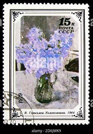 MOSCOU, RUSSIE - 15 SEPTEMBRE 2020: Timbre-poste imprimé en URSS (Russie) montre des fleurs de Bell, par Sergei Gerassimov, série, vers 1979 Banque D'Images