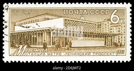 MOSCOU, RUSSIE - 15 SEPTEMBRE 2020: Timbre-poste imprimé en URSS (Russie) montre la station Leninsky Prospekt (Moscou), stations de métro soviétique série, Banque D'Images