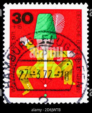 MOSCOU, RUSSIE - 15 SEPTEMBRE 2020: Timbre-poste imprimé en Allemagne, Berlin, montre Jumping Jack, bien-être: Ancienne série de jouets en bois, vers 1971 Banque D'Images