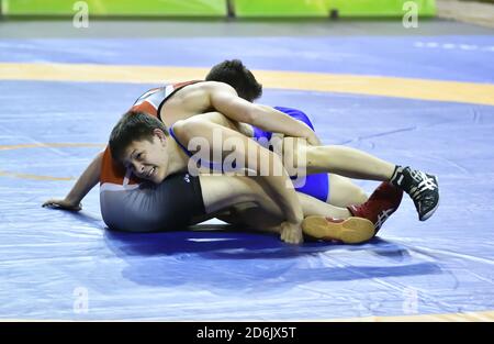 Orenbourg, Russie - du 15 au 16 mars 2017 : des jeunes hommes participent à la lutte sportive au championnat fédéral de la Volga en lutte sportive Banque D'Images