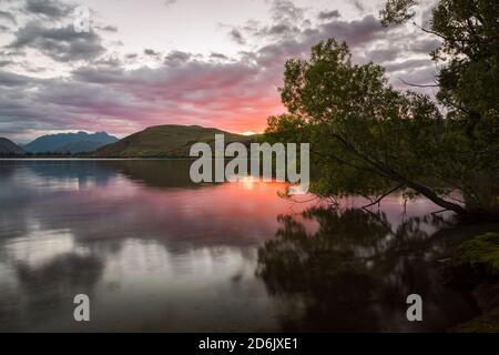 Coucher de soleil sur le lac dans l'île du Sud de la Nouvelle-Zélande Banque D'Images