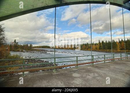 Vue depuis l'ancien pont traversant la rivière Pite à Ljusselforsen en Laponie. Banque D'Images