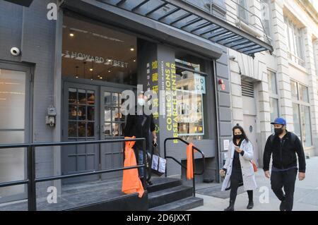 New York, États-Unis. 17 octobre 2020. Un visiteur sort de l'atelier MOCA à Lower Manhattan de New York, aux États-Unis, le 17 octobre 2020. Samedi, le musée du chinois en Amérique (MOCA) de New York a lancé sa dernière exposition « Windows for Chinatown » et un espace temporaire pour l'atelier MOCA. Credit: Liu Yanan/Xinhua/Alay Live News Banque D'Images