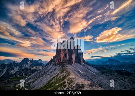 Vue panoramique sur le groupe de montagnes Tre Cime di Lavaredo, vue de Paternkofel Scharte, au coucher du soleil. Banque D'Images