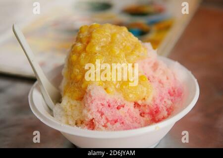 'AIS Cendol' (dessert sucré glacé qui contient habituellement des gouttelettes de gelée de farine de riz vert, de lait de coco et de sirop de sucre de palme). Banque D'Images