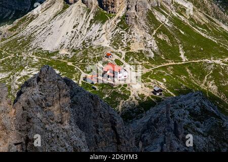 Vue panoramique aérienne sur la cabane de montagne Dreizinnenhütte, Rifugio Locatelli et une petite chapelle. Banque D'Images
