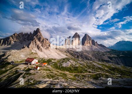 Vue panoramique aérienne sur le groupe de montagnes Tre Cime di Lavaredo, avec la cabane de montagne Dreizinnenhütte, Rifugio Locatelli et une petite chapelle. Banque D'Images