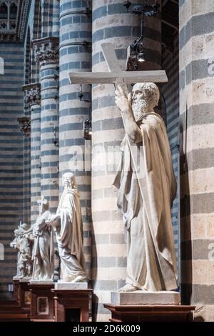 Orvieto, Italie - août 22 2020 : sculpture ou statue de Saint Andrew et des Apôtres dans la cathédrale d'Orvieto par Ipolito Scalzi et Fabiano Toti Banque D'Images