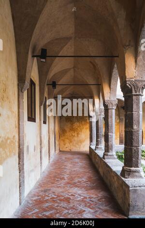 Sorrente, Italie - août 26 2020 : portique de Chiostri di San Francesco Cloister Arcade Walkway avec colonnes Banque D'Images