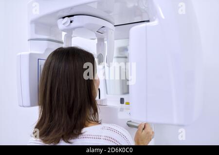 Femme dans un appareil à rayons X dentaire, vue arrière Banque D'Images