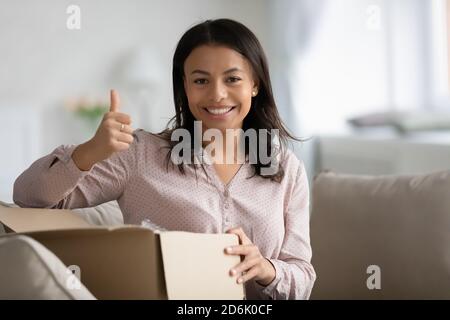 Portrait de la femme biraciale souriante recommander le service de livraison Banque D'Images