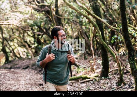 Portrait de l'homme avec sac à dos en profitant des activités de loisirs en plein air de la marche dans la forêt de bois seule - les gens et la nature - excursion touristique avec gaifu Banque D'Images