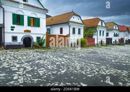 Jolies maisons rurales blanchies à la chaux à Torocko. Vieilles maisons blanches en rangée avec rue pavée, Rimetea, comté d'Alba, Transylvanie, Roumanie, Europe Banque D'Images