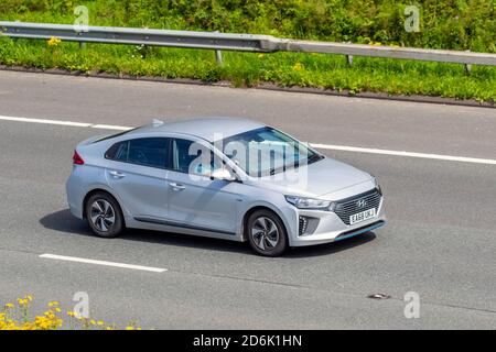 2018 Hyundai Ioniq se HEV S-A Electricité ; circulation automobile, véhicules en mouvement, voitures, véhicule roulant sur les routes britanniques, moteurs, conduite sur le réseau routier britannique de l'autoroute M6. Banque D'Images