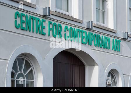 Derry, Irlande du Nord - 27 sept. 2020: Le panneau pour le Centre d'art contemporain ou CCA à Derry. Banque D'Images