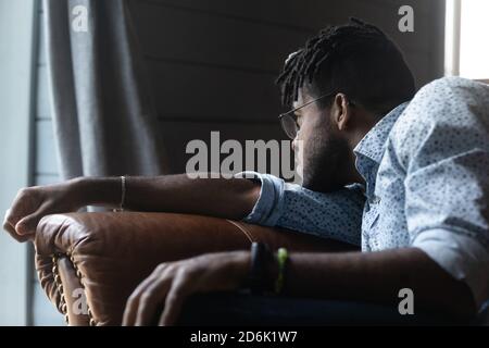 Un homme afro-américain contrarié se sent chez lui Banque D'Images