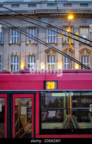 Belgrade / Serbie - 22 septembre 2020 : trolleybus 28 de la compagnie de transport public 'Belgrade' (GSP Beograd) dans le centre-ville de Belgrade, capitale de la Serbie Banque D'Images