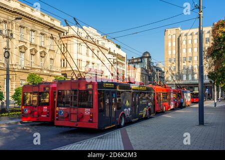 Belgrade / Serbie - 14 août 2020: Trolleybus de la compagnie de transport public 'Belgrade' (GSP Beograd) à la place des étudiants tournant dans le centre-ville de Bebe Banque D'Images