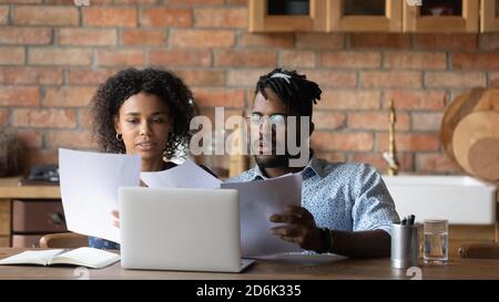 La famille afro-américaine gère le budget de la maison chez elle Banque D'Images