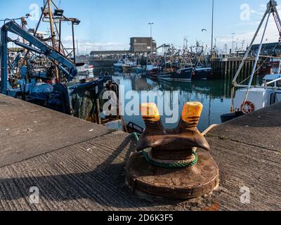 Vue sur le paysage d'un poste d'amarrage à l'angle du port de plaisance de Portavogie, Co Down, Irlande du Nord. Il est célèbre pour ses harengs et ses crevettes. Banque D'Images