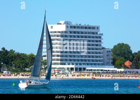 Allemagne, Schleswig-Holstein, Timmendorfer Strand, Blick über die Ostsee zum Grand Hotel Seeschlösschen. Banque D'Images