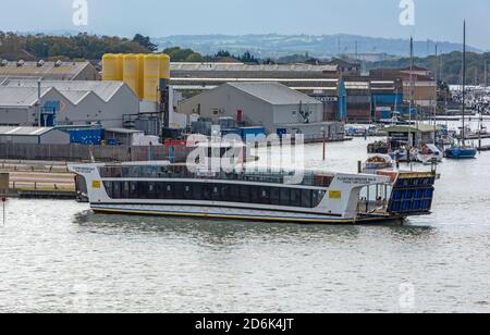 le pont flottant à cowes sur l'île de wight traversant le médinal de la rivière d'est en ouest cowes transportant des voitures et des piétons. Banque D'Images