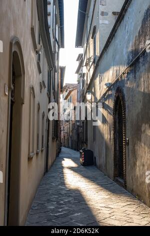 Allée étroite avec bâtiments anciens dans la ville médiévale italienne typique. Banque D'Images