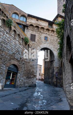 Allée étroite avec bâtiments anciens dans la ville médiévale italienne typique. Banque D'Images