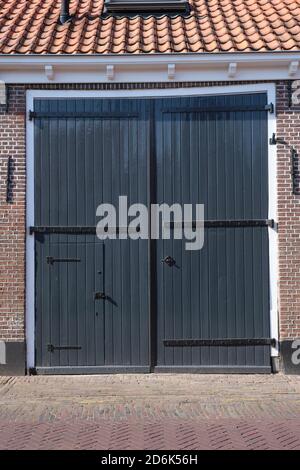 mur de l'ancienne grange en bois avec porte. Banque D'Images