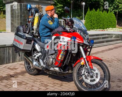 Russie, Voronezh - 2019 septembre 08 : un employé du ministère des urgences siège sur une moto spécialisée du service d'incendie Banque D'Images