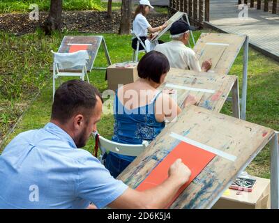 Russie, Voronezh - 2019 septembre 08 : les adultes dessinent avec des crayons sur papier dans un parc de la ville Banque D'Images