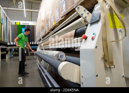 Russie, Voronezh - 2019 septembre 08: Le vendeur se tient au comptoir de la longueur des matériaux en rouleau, magasin 'Leroy-Merlin', Voronezh Banque D'Images